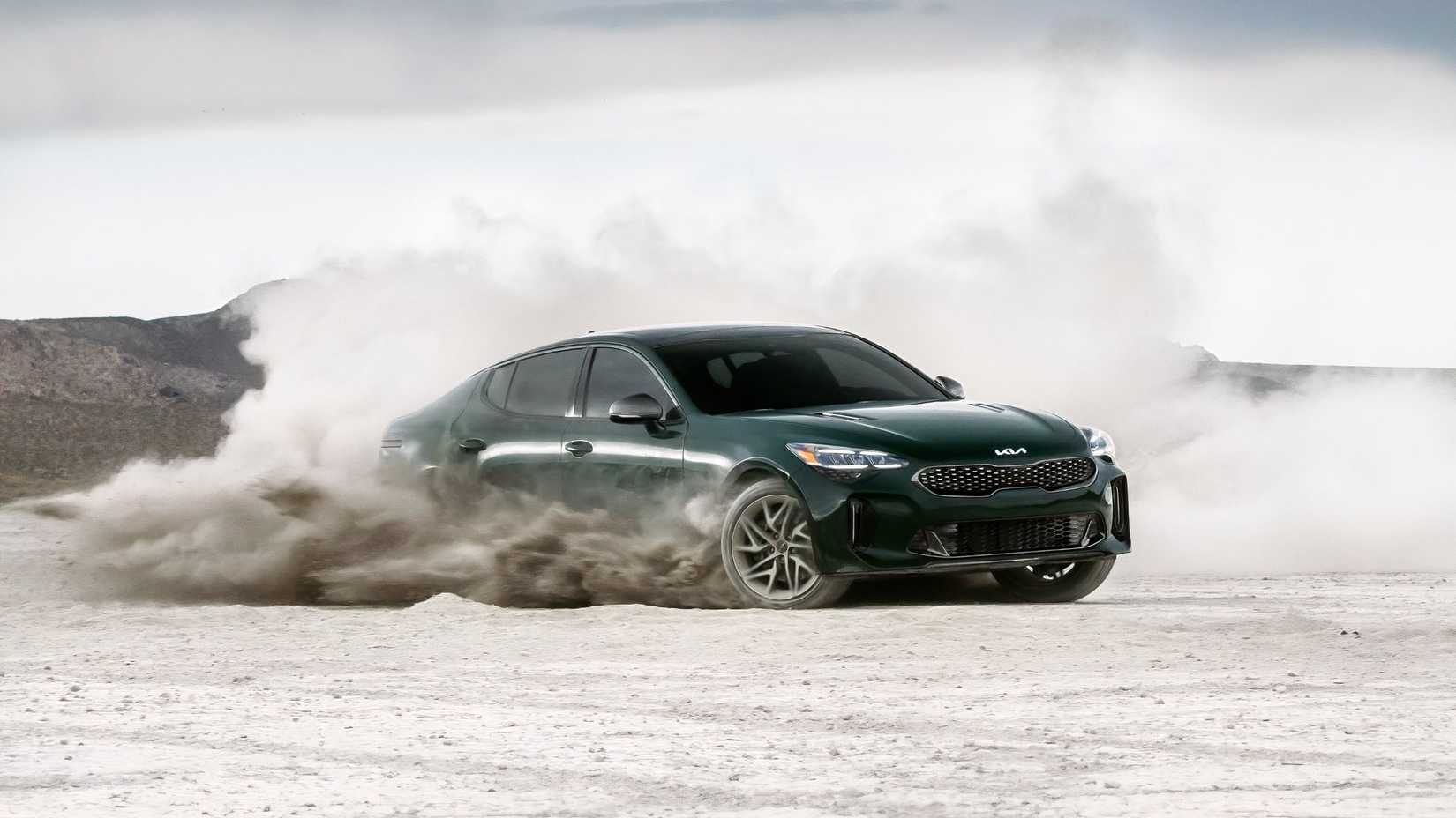 Um Kia Stinger GT-Line 2022 levantando sujeira e poeira