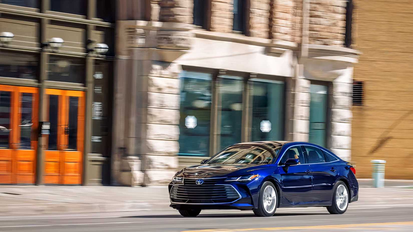 Foto frontal 3/4 do Toyota Avalon 2022 dirigindo pela cidade