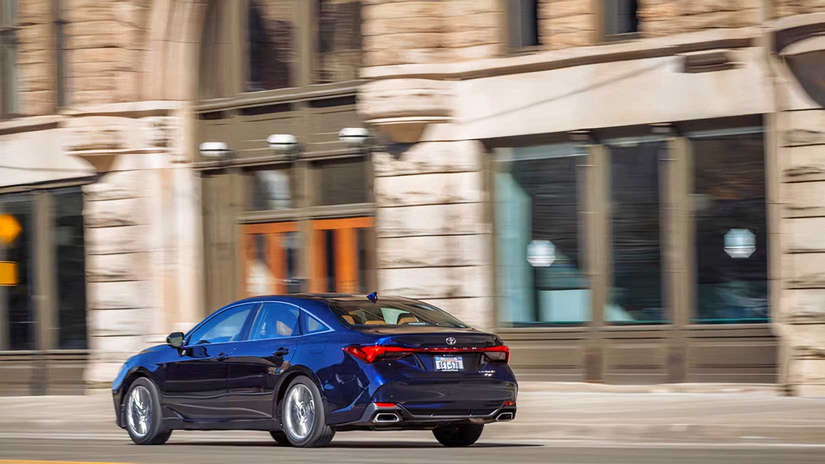2022 Toyota Avalon traseira 3/4 tiro dirigindo pela cidade