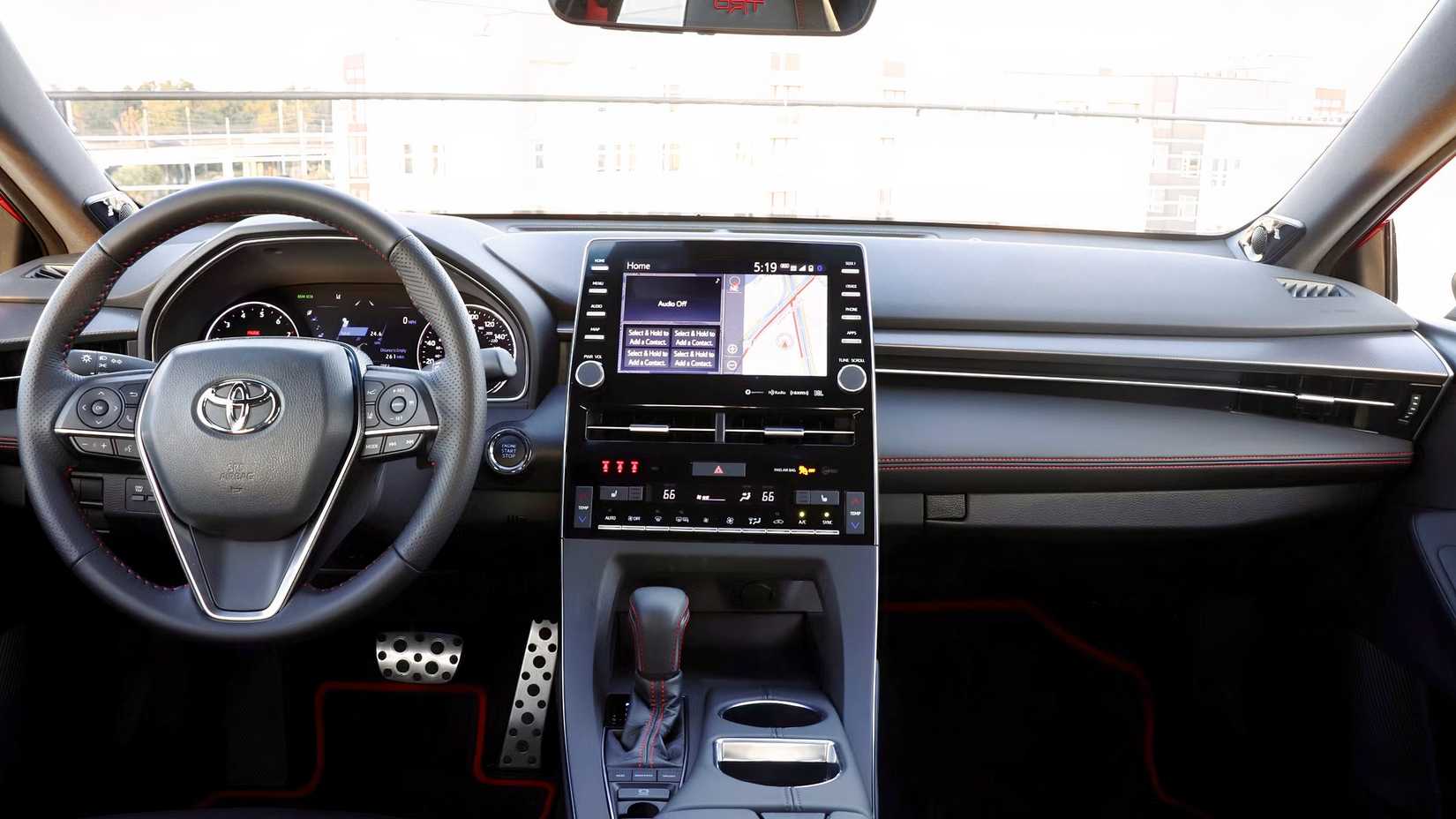 Foto do interior do Toyota Avalon 2022 mostrando cabine dianteira e painel