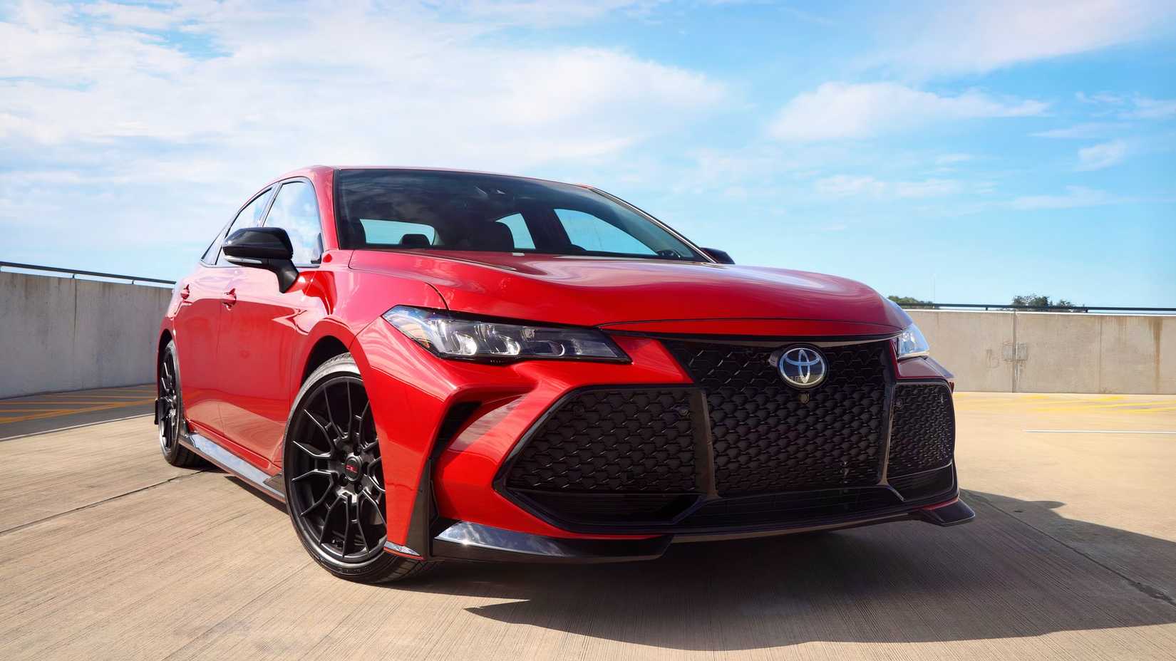 2022 Toyota Avalon Front 3/4 shot estacionado no estacionamento