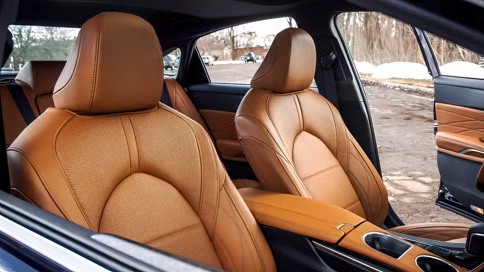Foto do interior do Toyota Avalon 2022 mostrando os bancos dianteiros