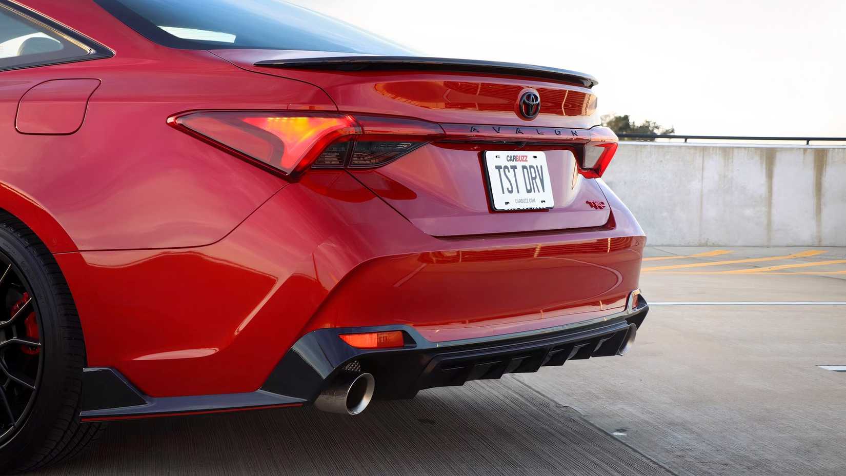 2022 Toyota Avalon Rear End Angled Shot estacionado no estacionamento