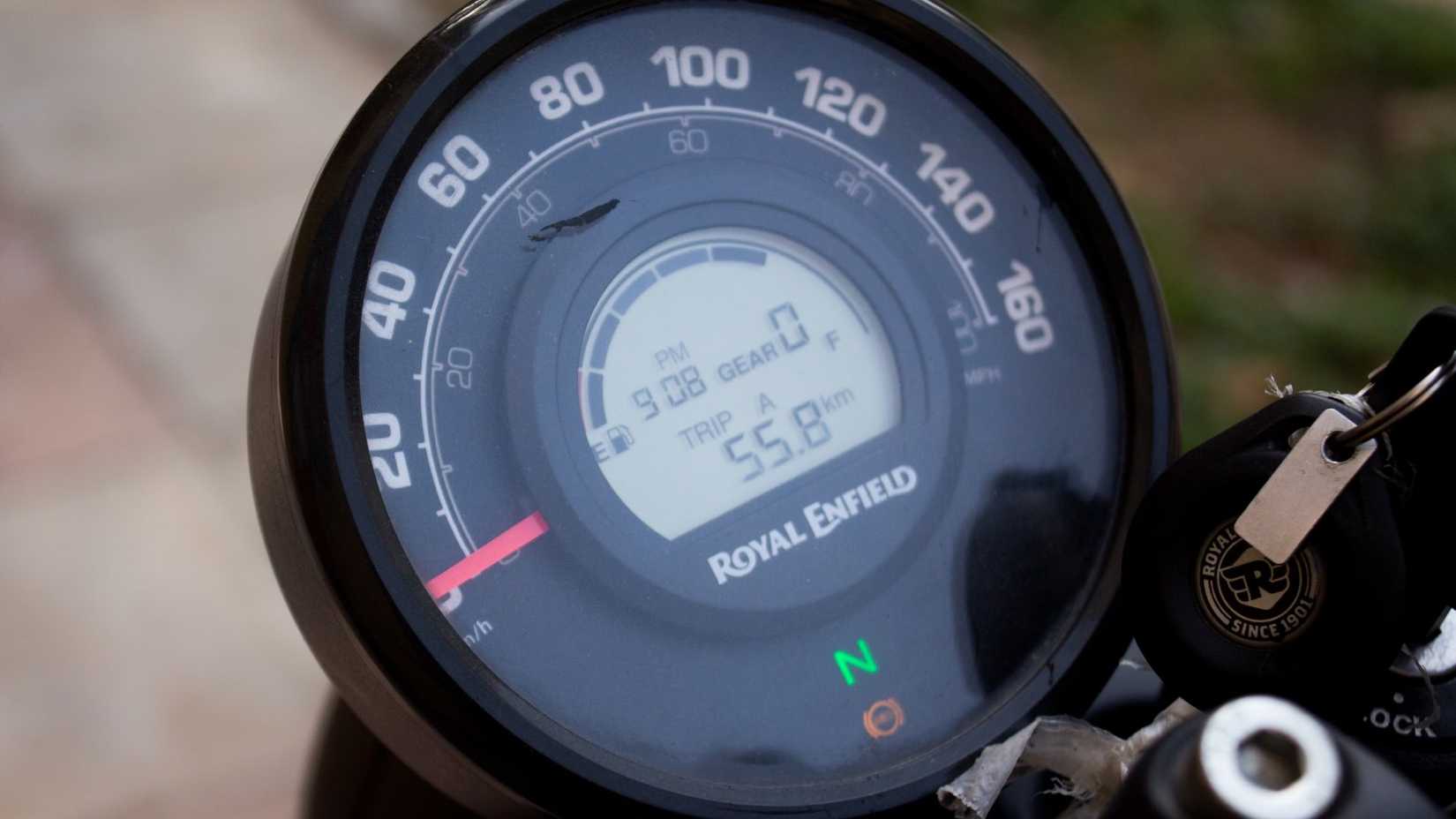 2023 Royal Enfield Hunter 350 Revisão LCD Closeup Shot