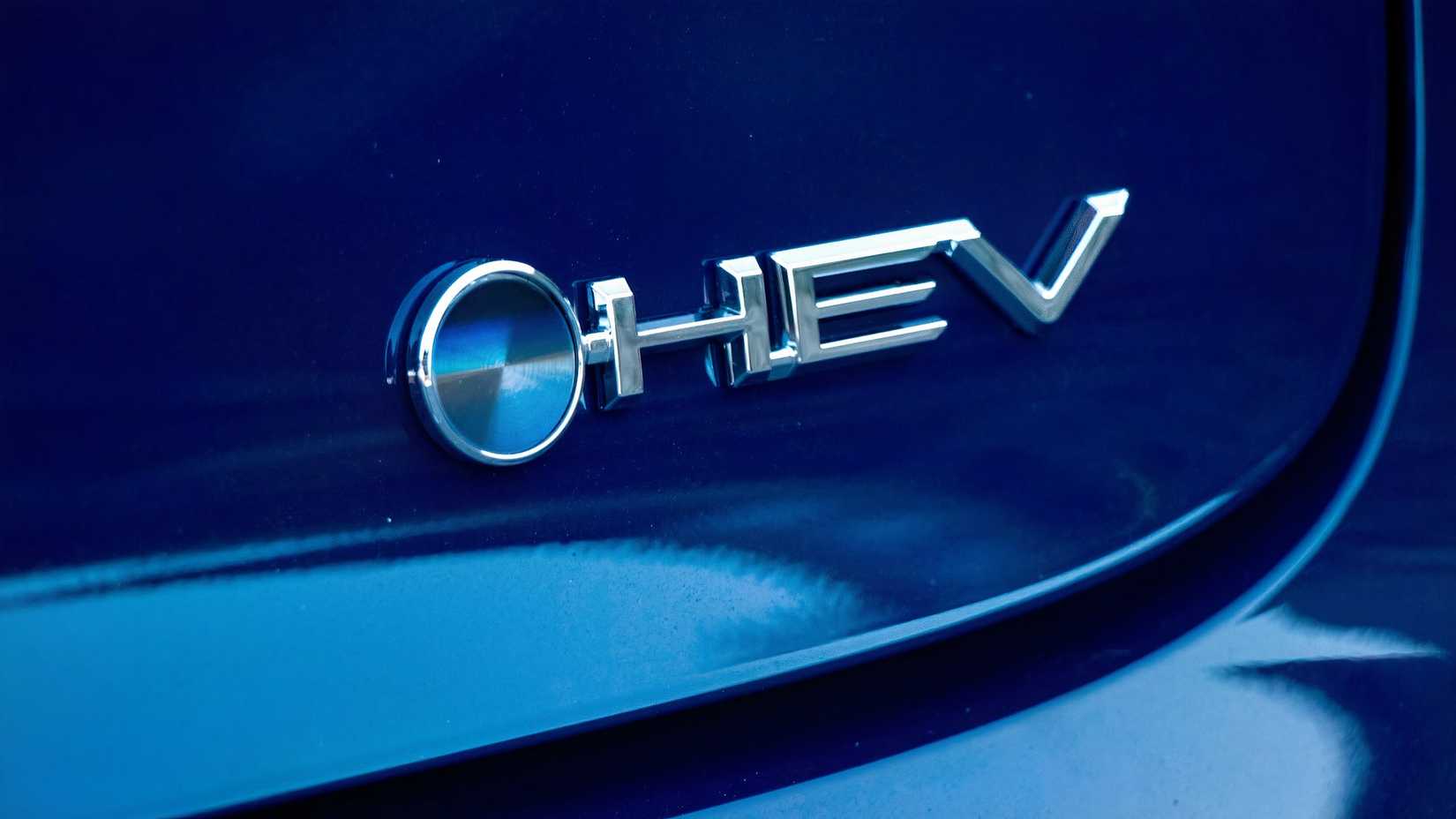 Close-up traseiro do emblema de um Toyota Prius HEV 2023