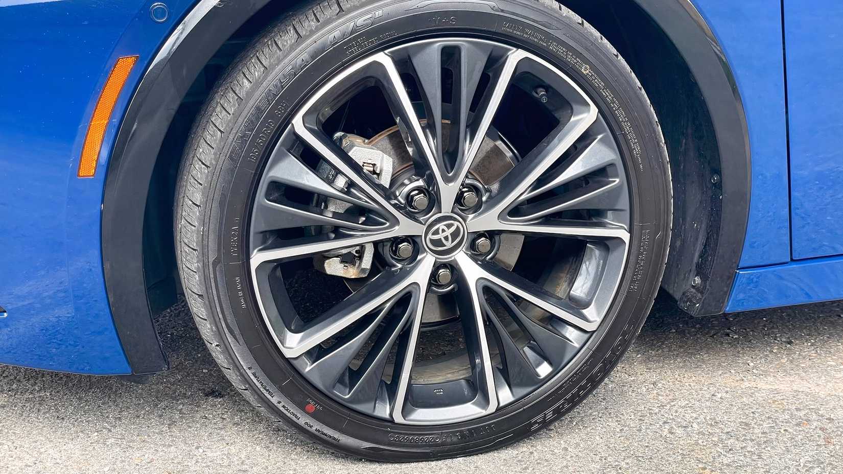 Close de um close-up da roda de um Toyota Prius 2023