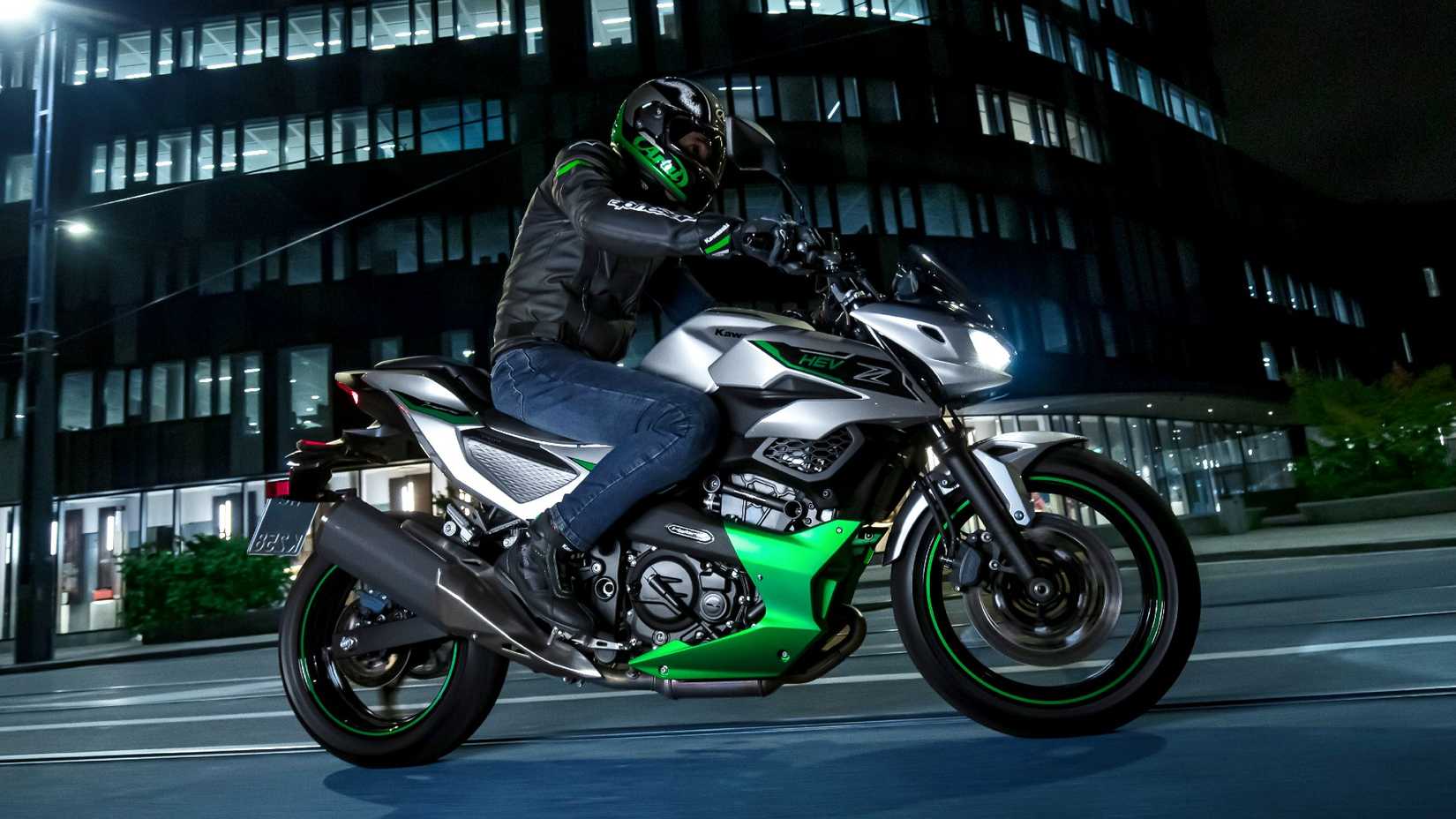 2024 Kawasaki Z7 Hybrid andando pela rua à noite