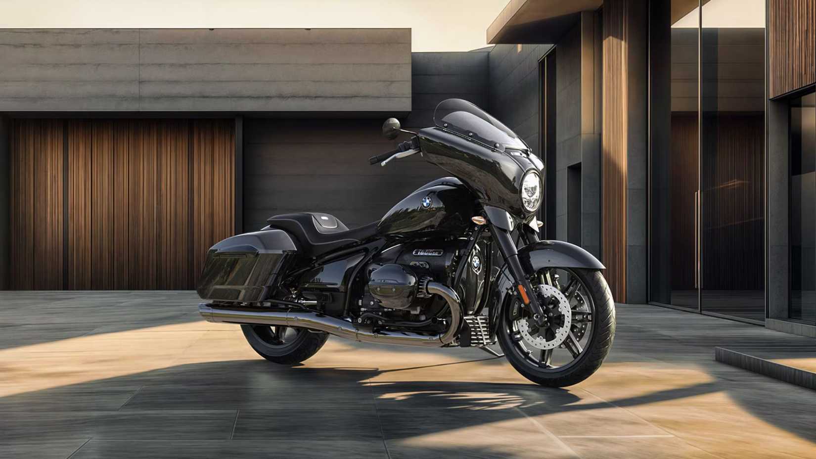 Um BMW R 18 B preto 2025 estacionado em frente ao prédio ao ar livre.