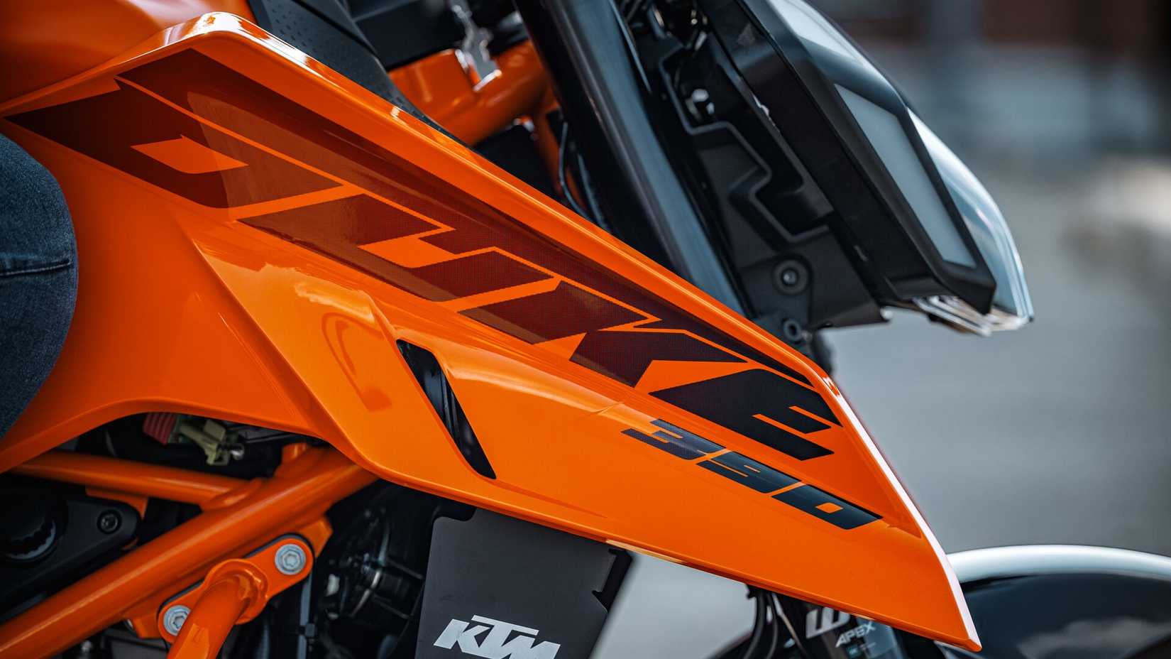 Close da carenagem do tanque KTM 390 Duke