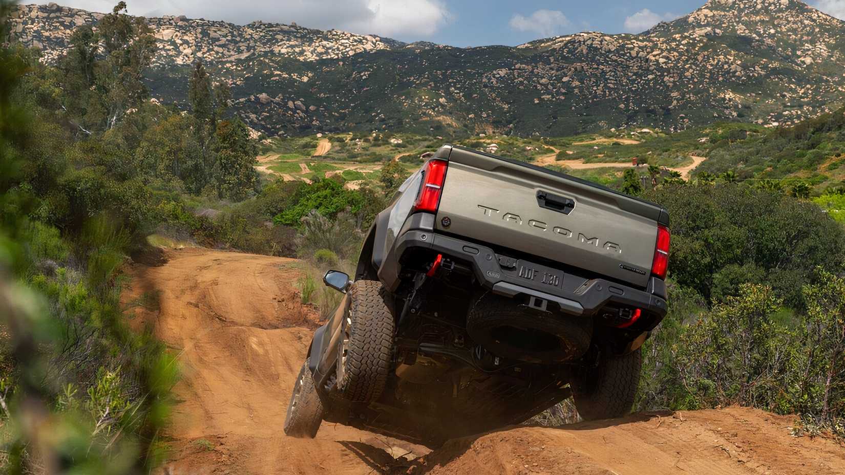 Uma foto traseira de um Toyota Tacoma 2025 em ação na trilha