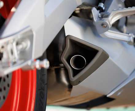 Closeup da ponta de escapamento Aprilia RS 660 2026