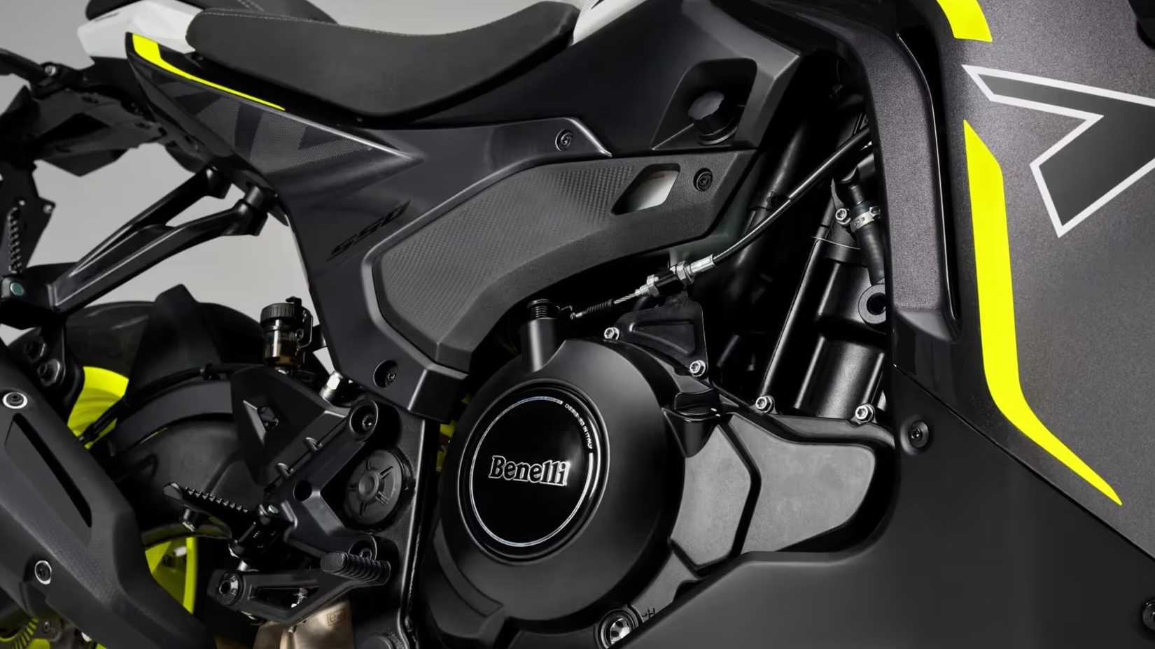 Tiro de close-up da carcaça do motor Benelli Tornado 550 2026