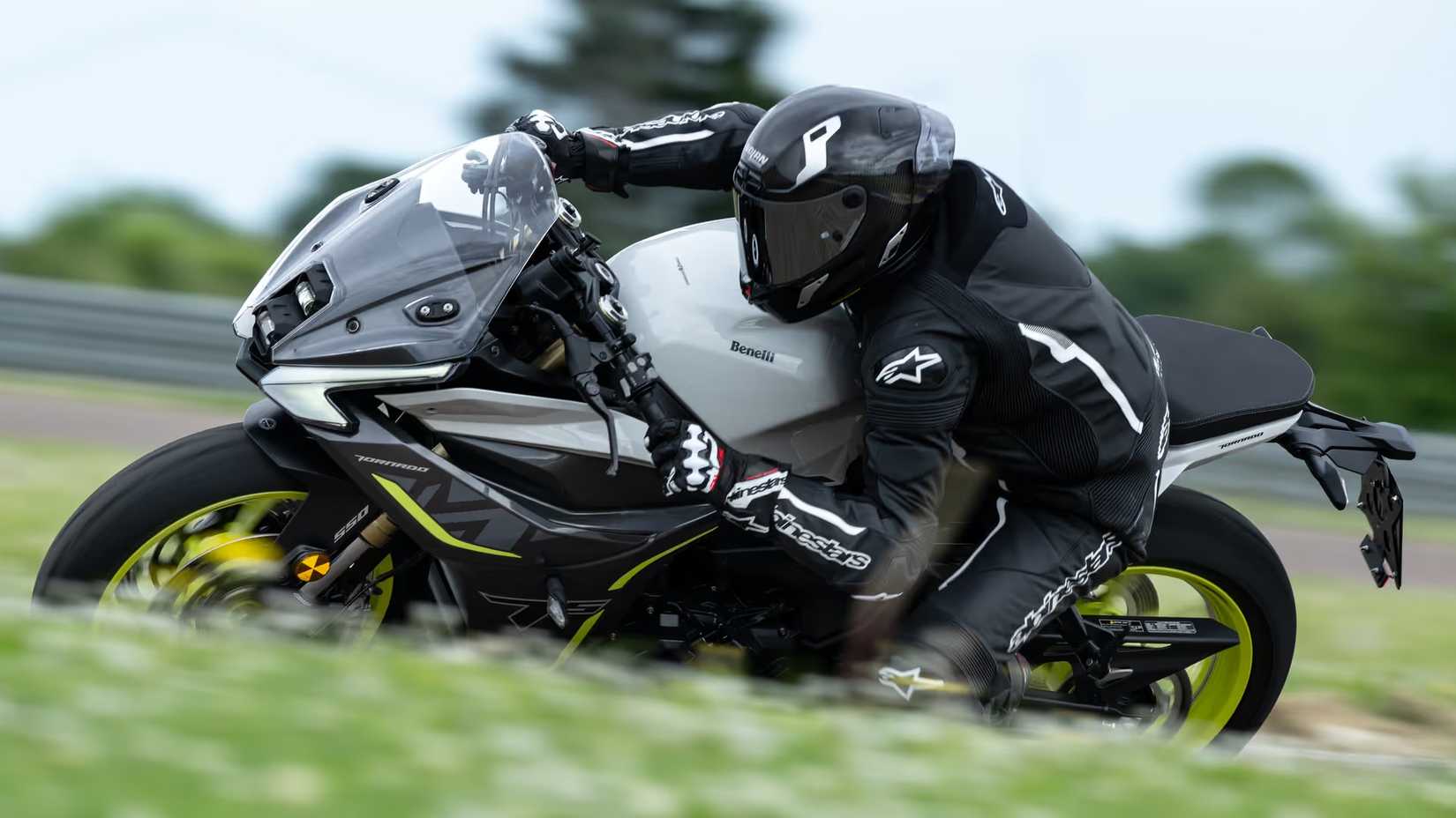 2026 Benelli Tornado 550 virando à esquerda na pista