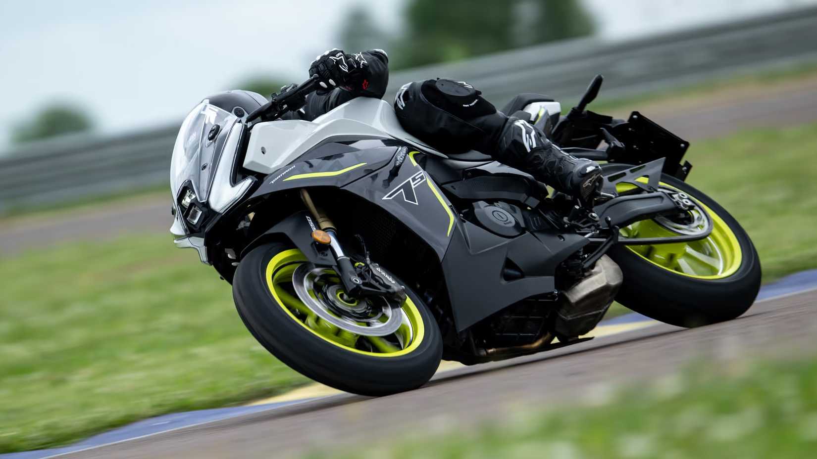 2026 Benelli Tornado 550 virando à direita na pista