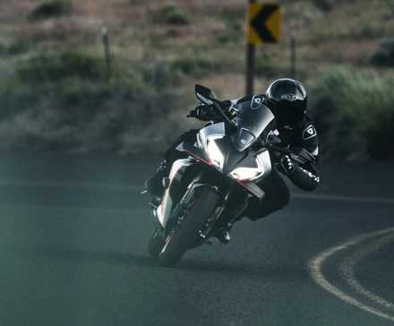 2026 CFMoto 450SS fazendo curva à esquerda nos cânions