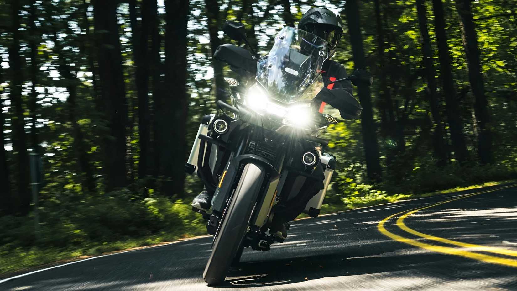 2026 CFMoto Ibex 800 E curvas na vista frontal do asfalto