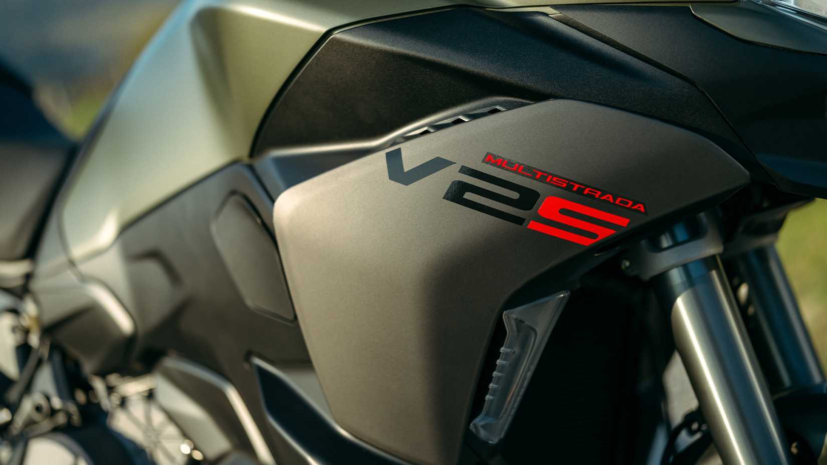 Uma foto detalhada dos defletores laterais da Ducati Multistrada V2 S 2026