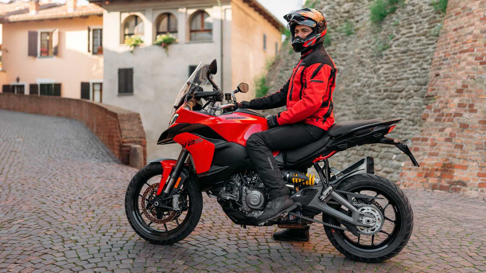 Um piloto posando com a Ducati Multistrada V2 S 2026