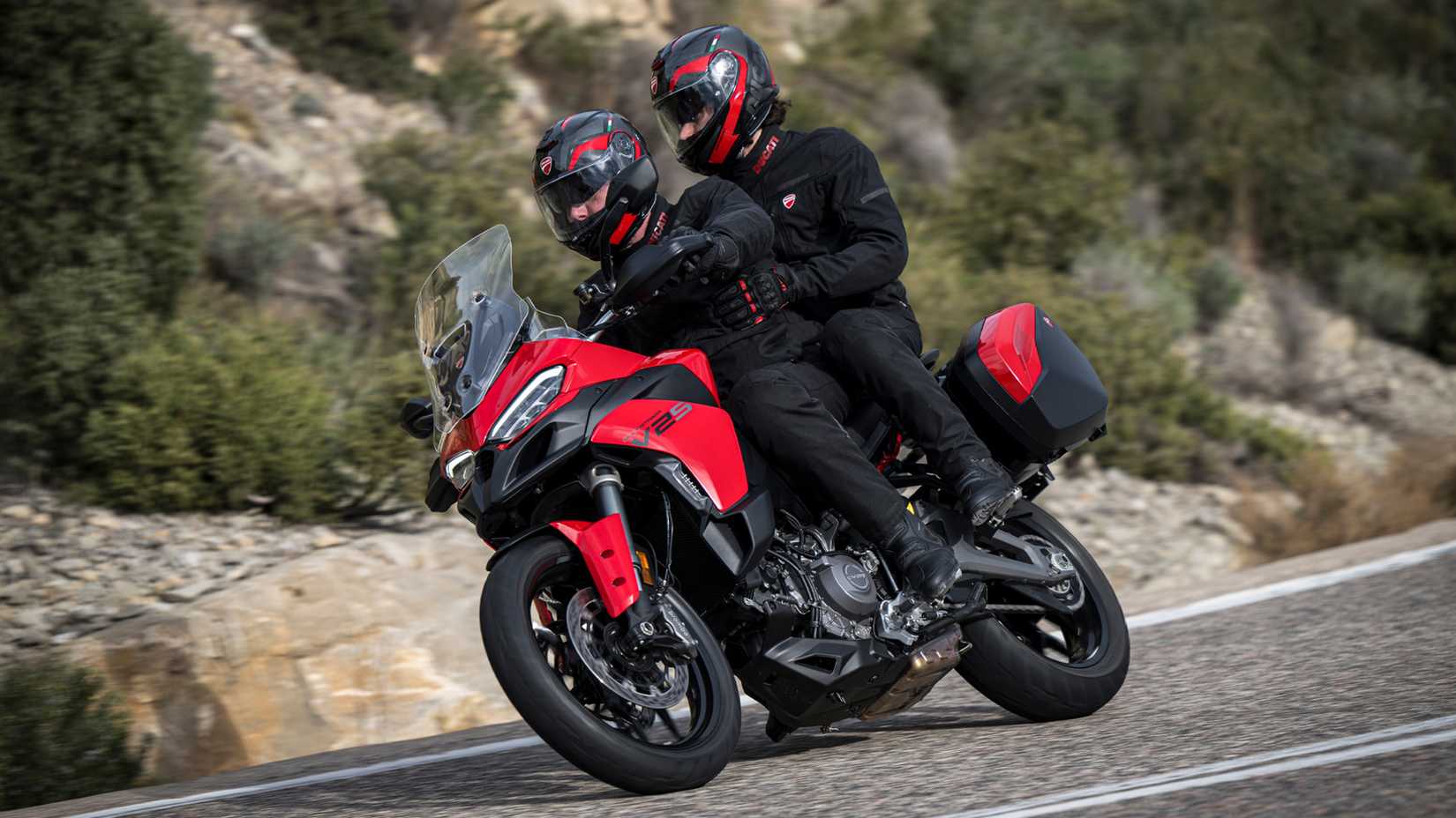 Algumas curvas na Ducati Multistrada V2 S 2026