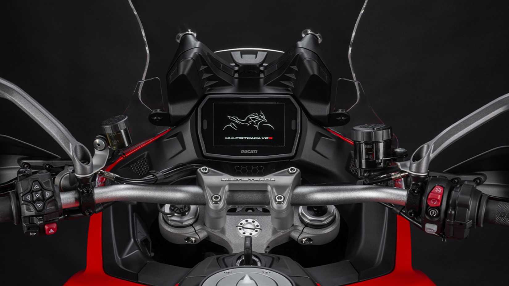 Uma foto detalhada do display TFT e do guidão da Ducati Multistrada V2 S 2026
