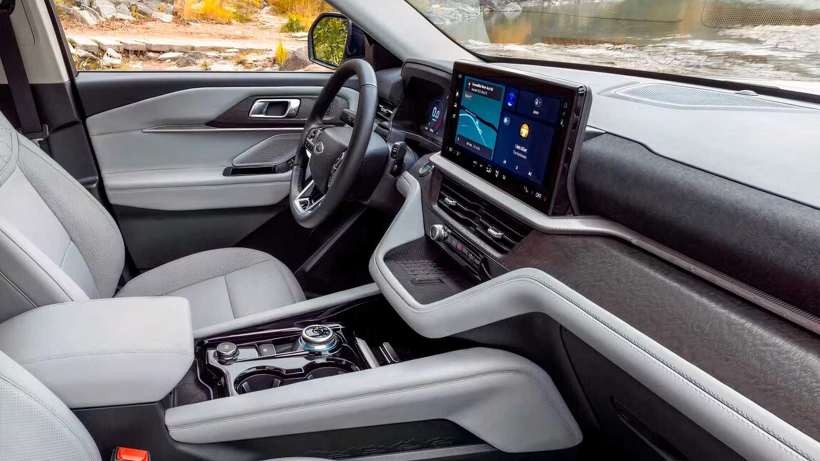 Foto do interior de um Ford Explorer 2026 mostrando a cabine dianteira