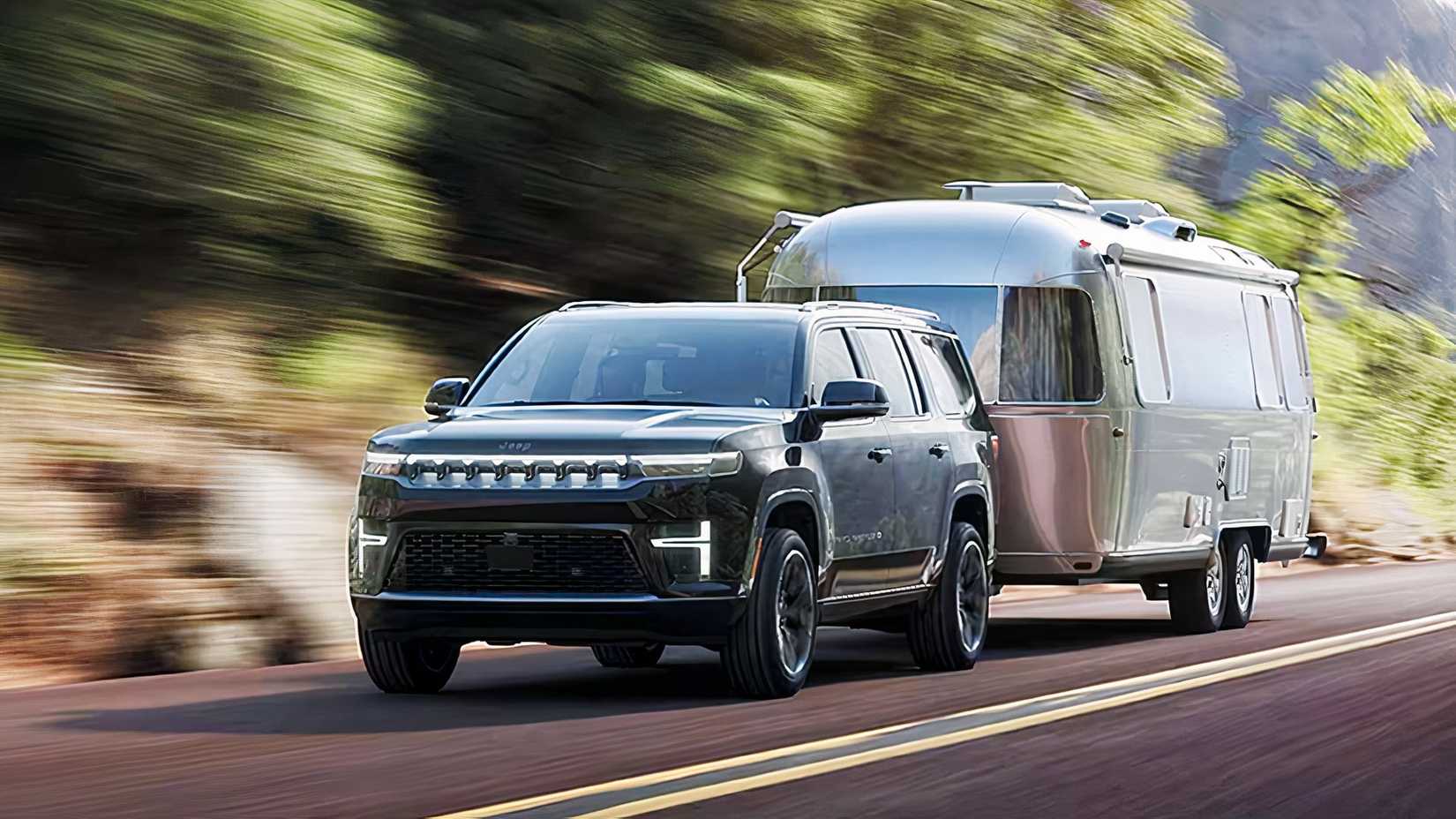 Foto frontal de um Grand Wagoneer 2026 rebocando um trailer