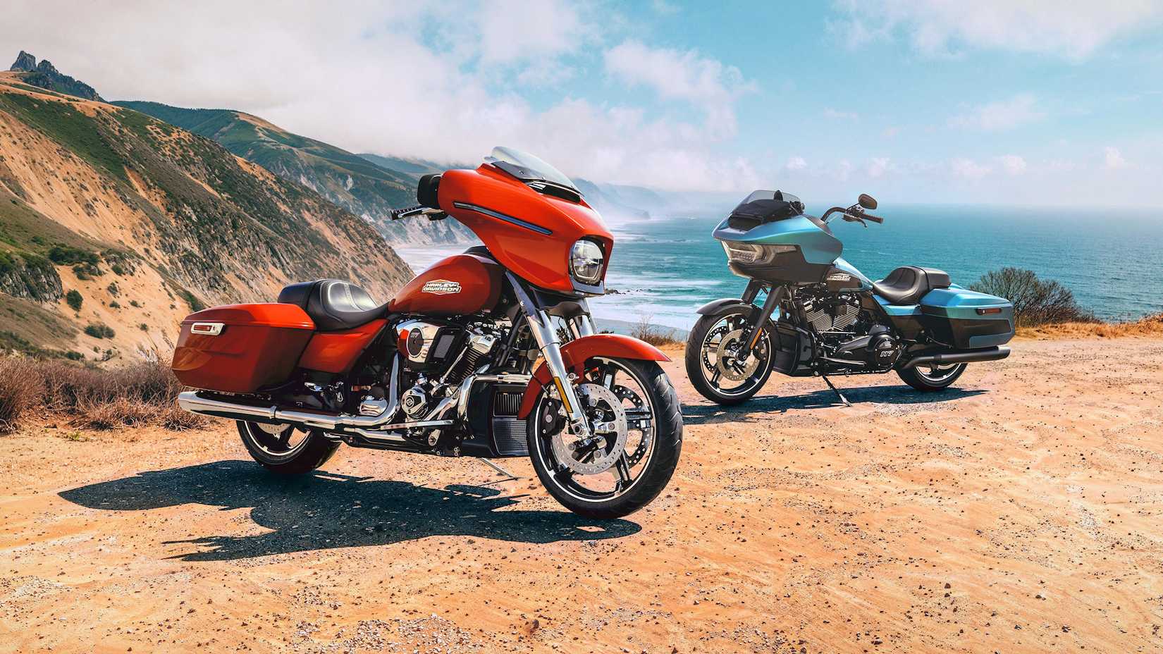 Harley-Davidson Road Glide 2026 azul e Street Glide 2026 laranja estacionada à beira-mar