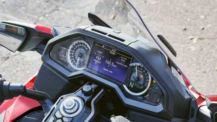 Detalhe do painel de instrumentos do Honda Gold Wing Tour 2026