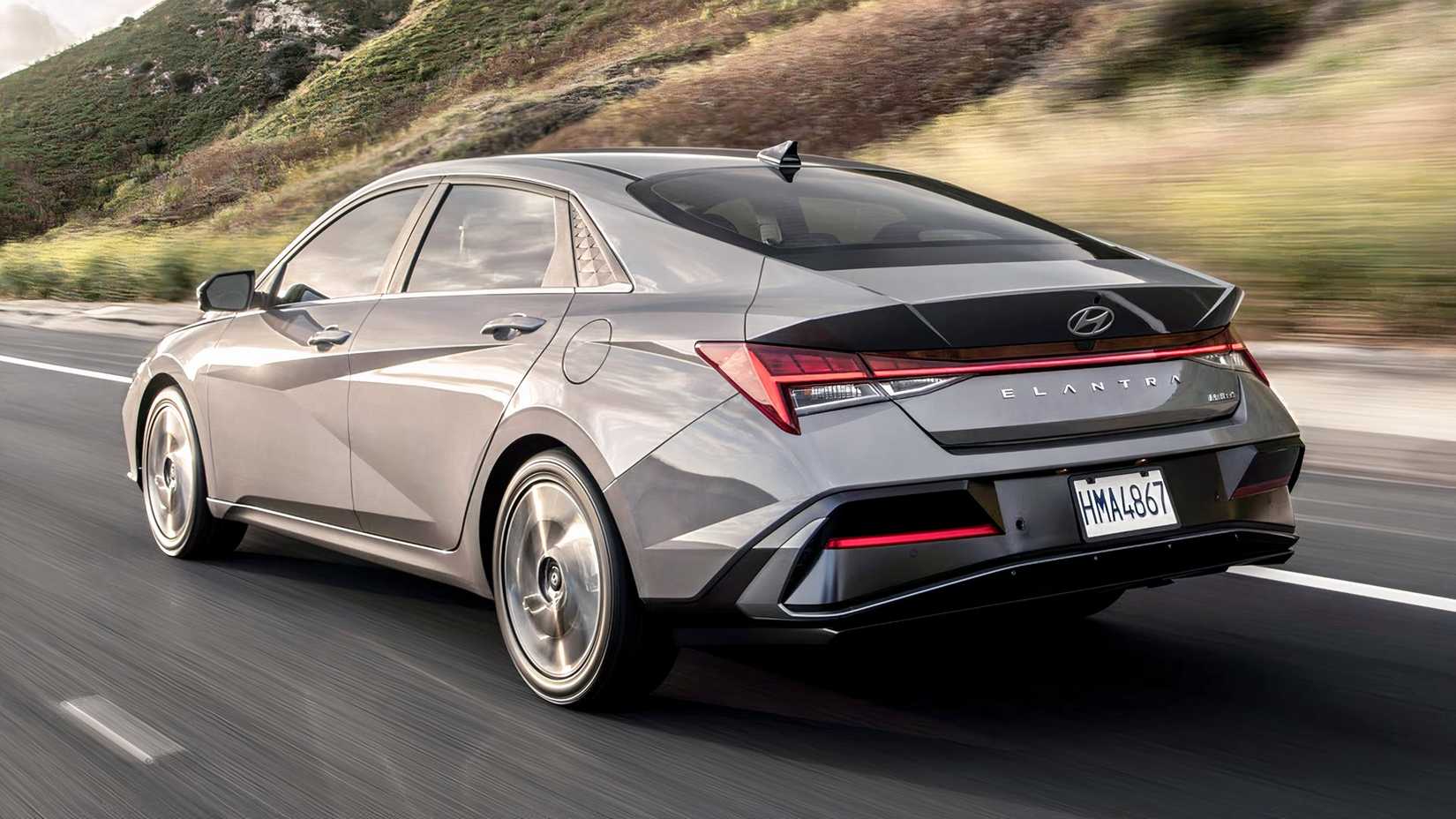 Cinza 2026 Hyundai Elantra Hybrid traseira 3/4 vista durante a condução