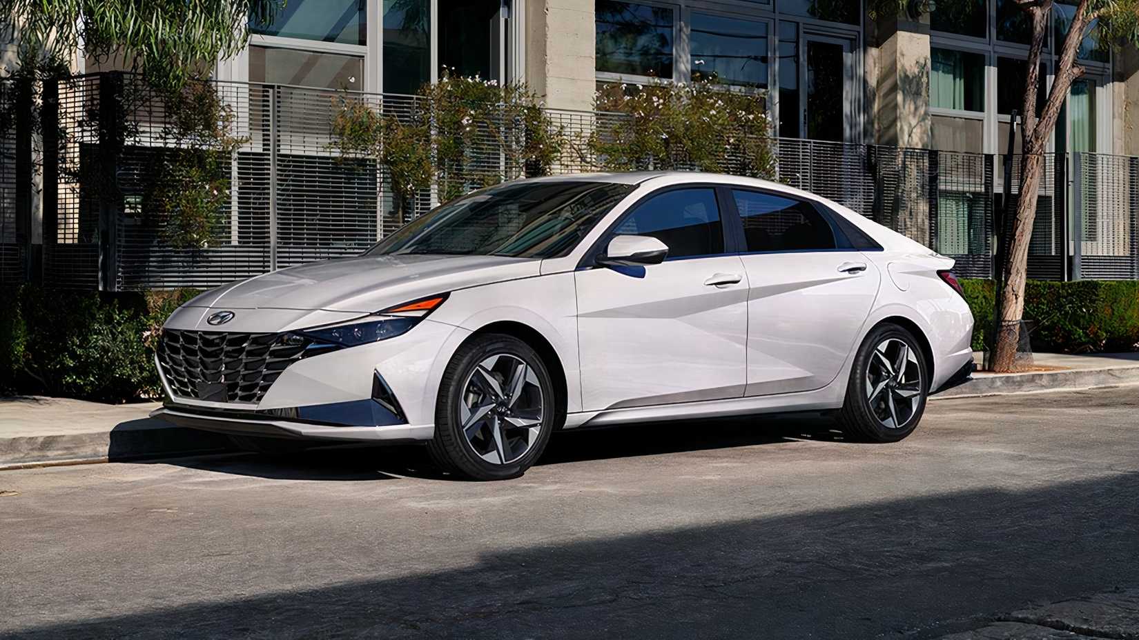 Branco 2026 Hyundai Elantra Hybrid vista lateral enquanto estacionado