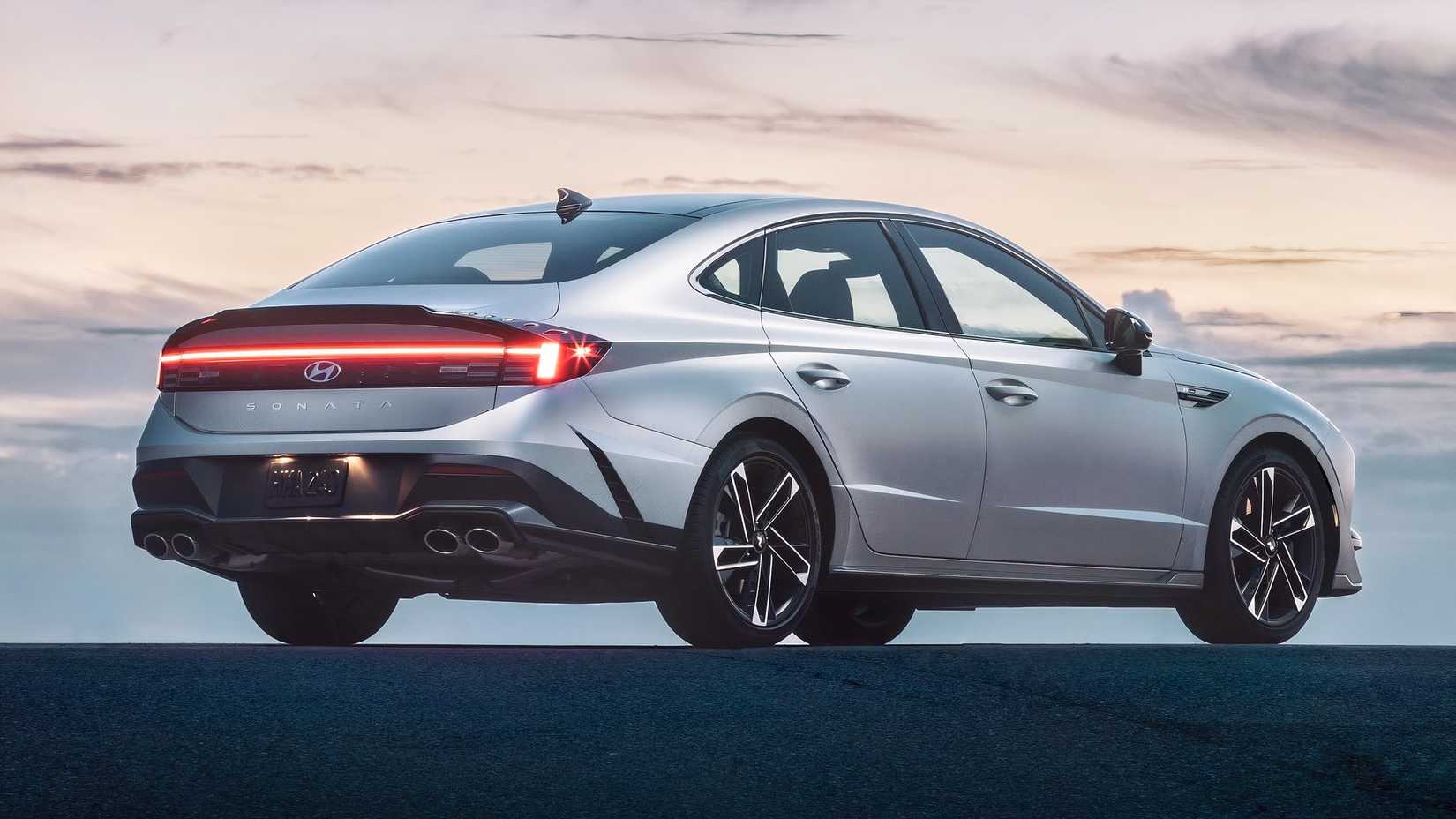 Prata 2026 Hyundai Sonata Híbrido Traseiro 3/4 Posado