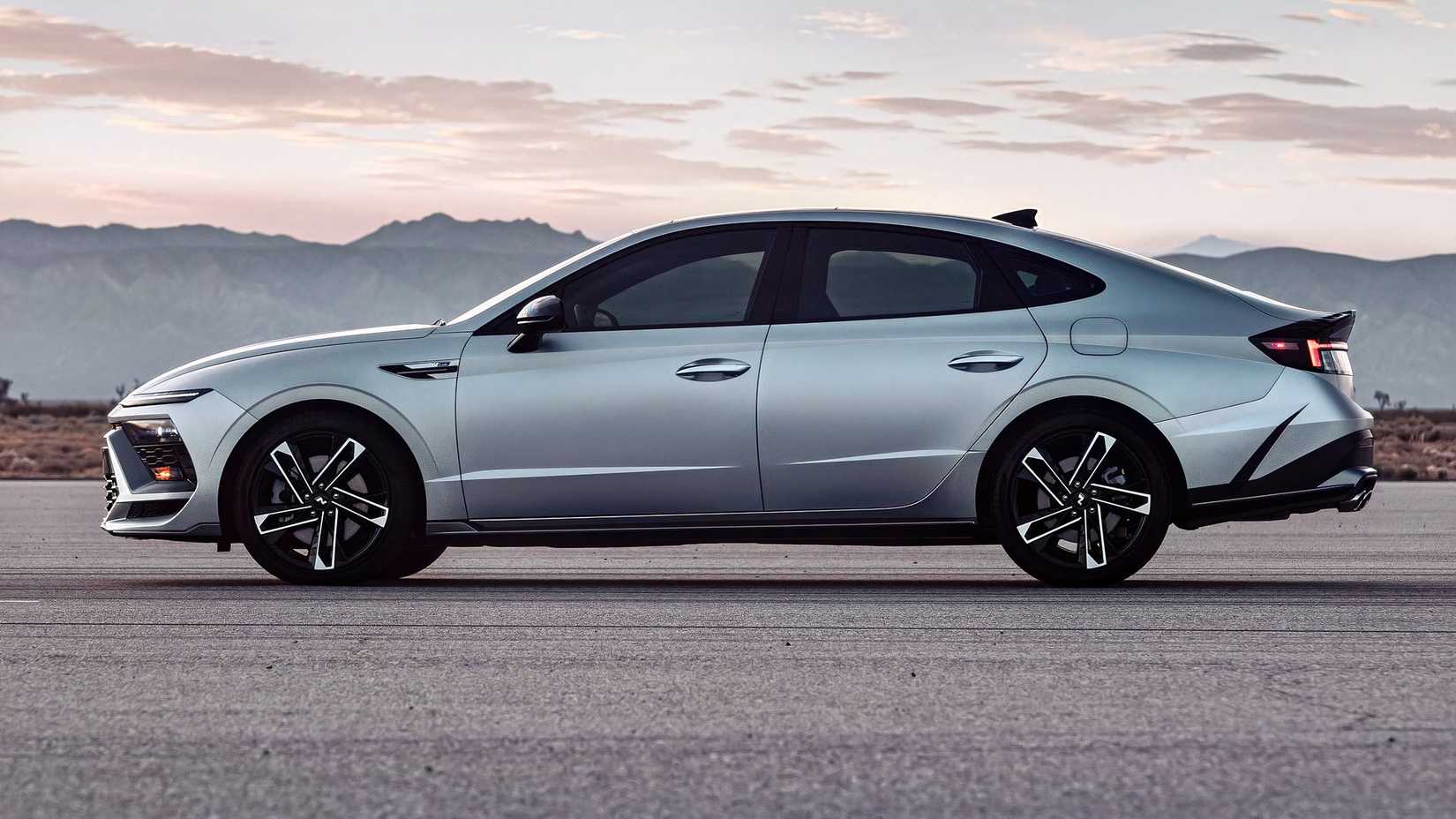Fotografia lateral de um Hyundai Sonata Hybrid 2026 estacionado
