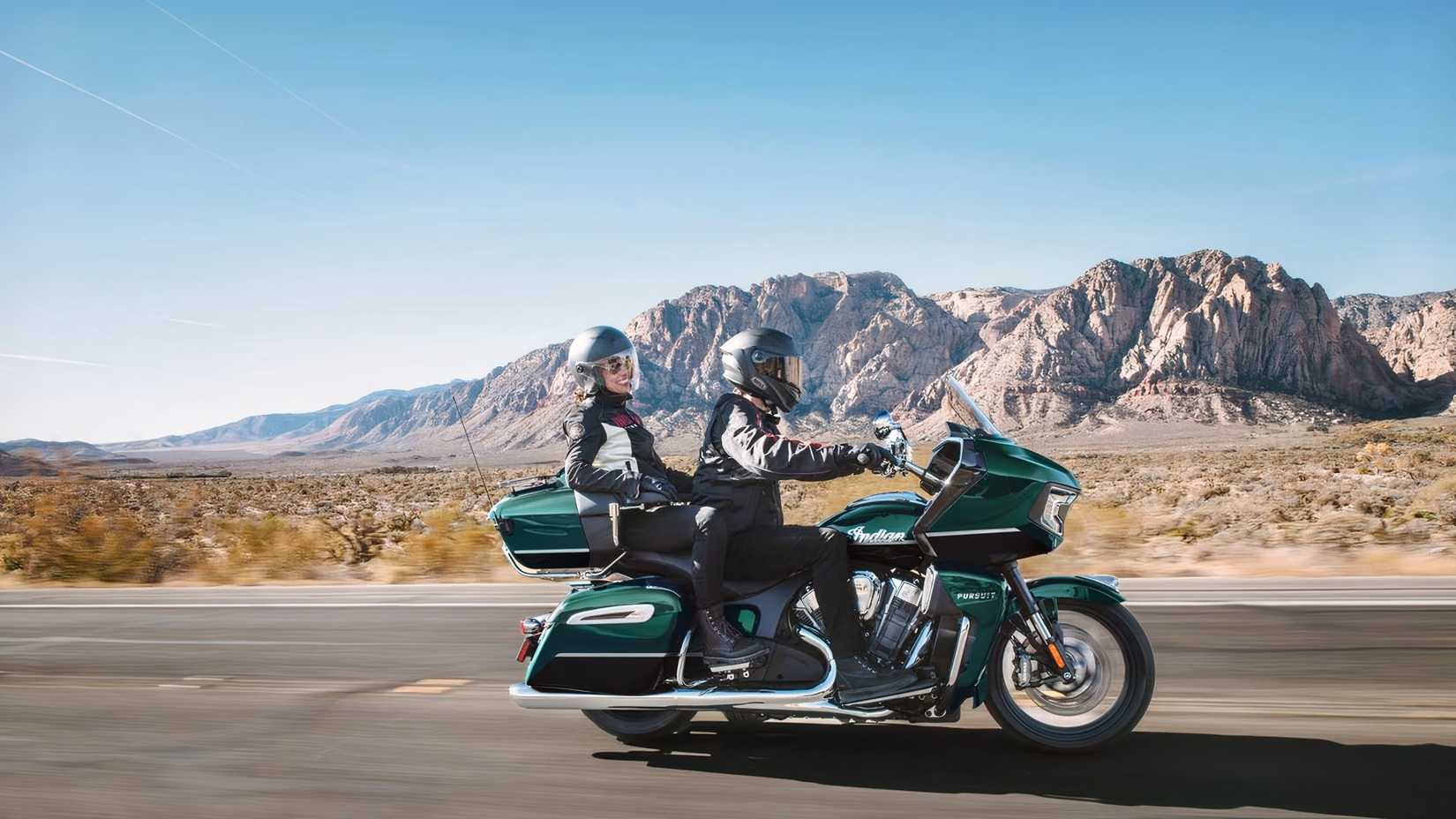 2026 Indian Pursuit em Cascade Green sendo pilotado em dois