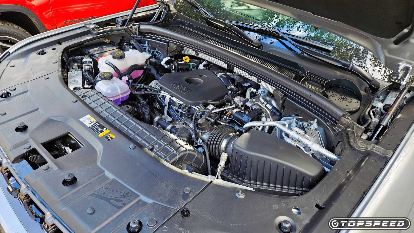 Um Jeep Grand Cherokee L 2026 mostra seu motor Hurricane I4 com o capô levantado