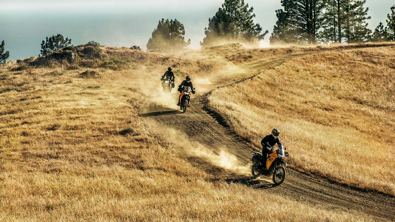 Kawasaki KLR 650 em trilha de terra