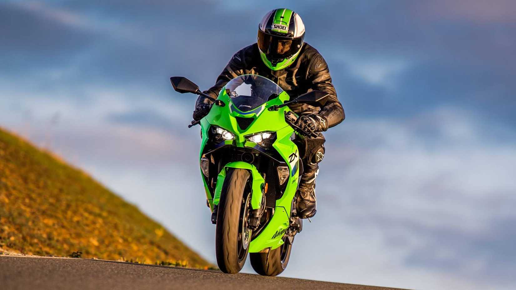 2026 Kawasaki Ninja ZX-6R freando em uma colina