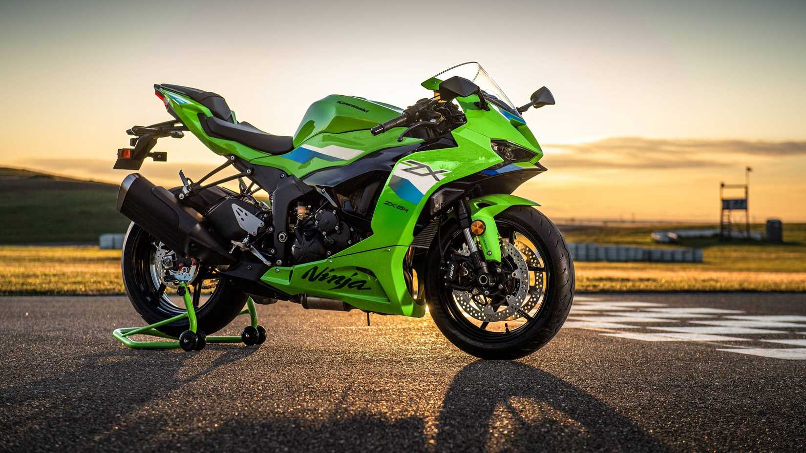 2026 Kawasaki ZX-6R estacionada na pista