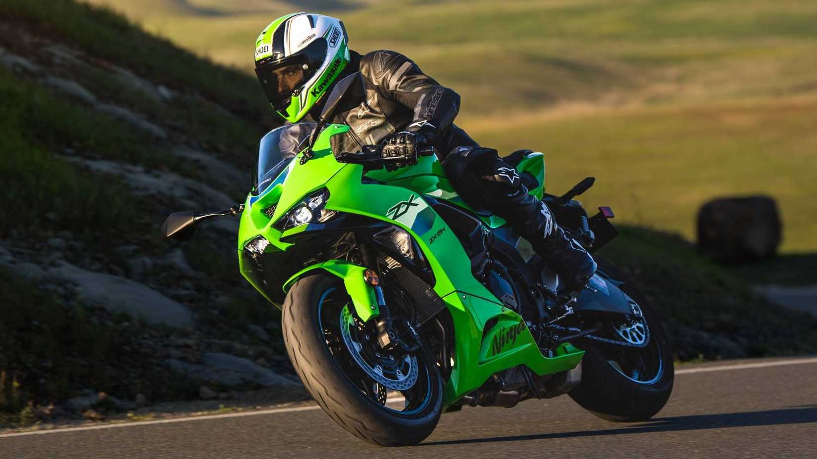 2026 Kawasaki ZX-6R virando à direita na estrada