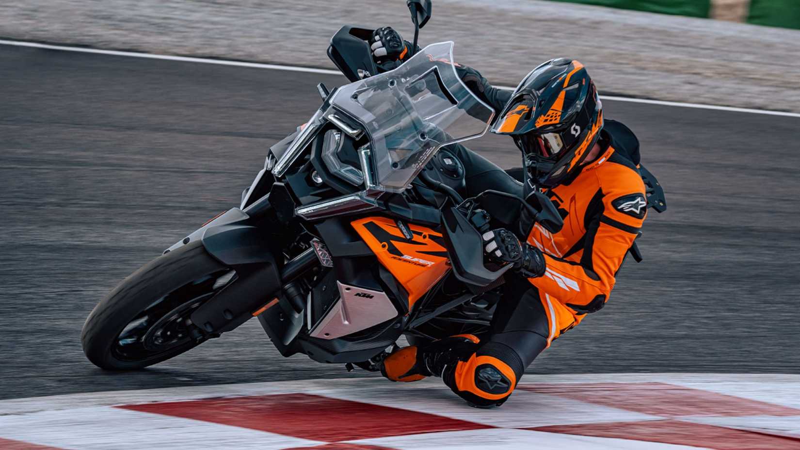 Foto de ação da 2026 KTM 1390 Super Adventure S EVO inclinada em uma esquina.