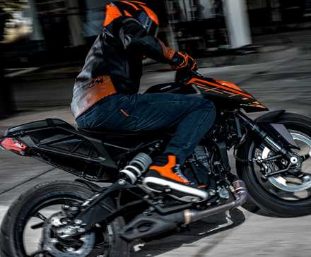 2026 KTM 250 Duke deslizando em um estacionamento