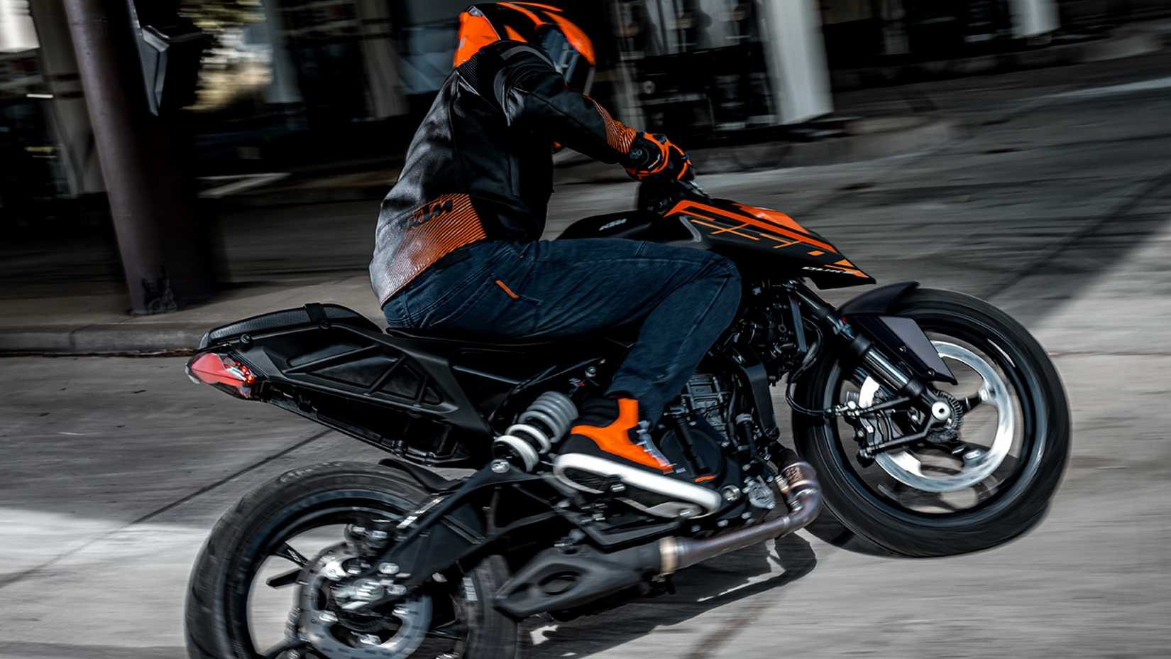 2026 KTM 250 Duke deslizando em um estacionamento