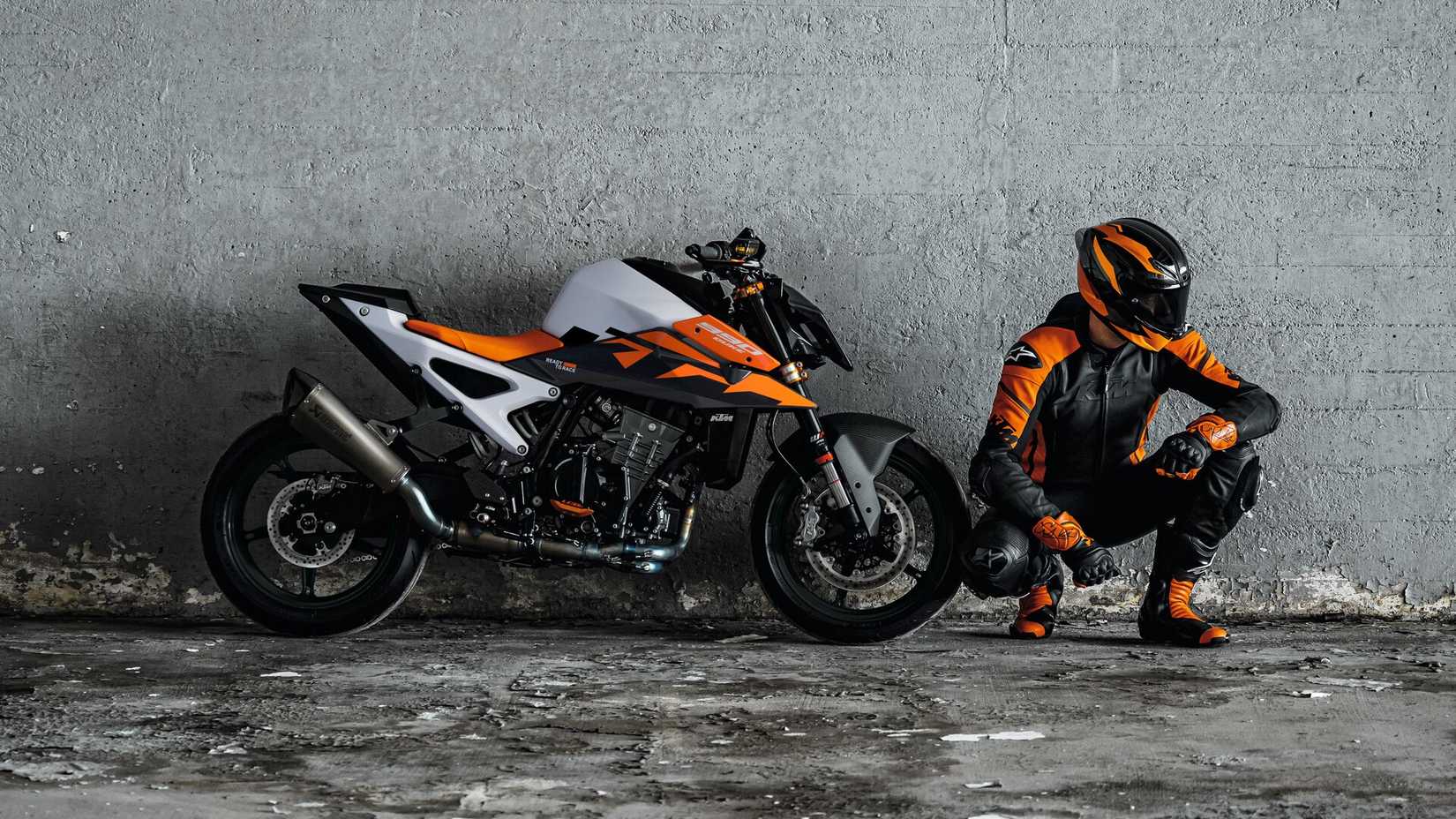 2026 KTM 990 Duke estacionado ao lado de uma parede