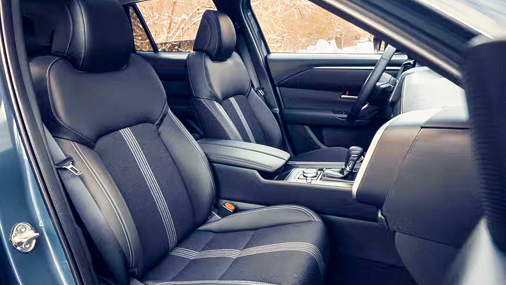 Foto do interior dos bancos dianteiros do Mazda CX-50 2026