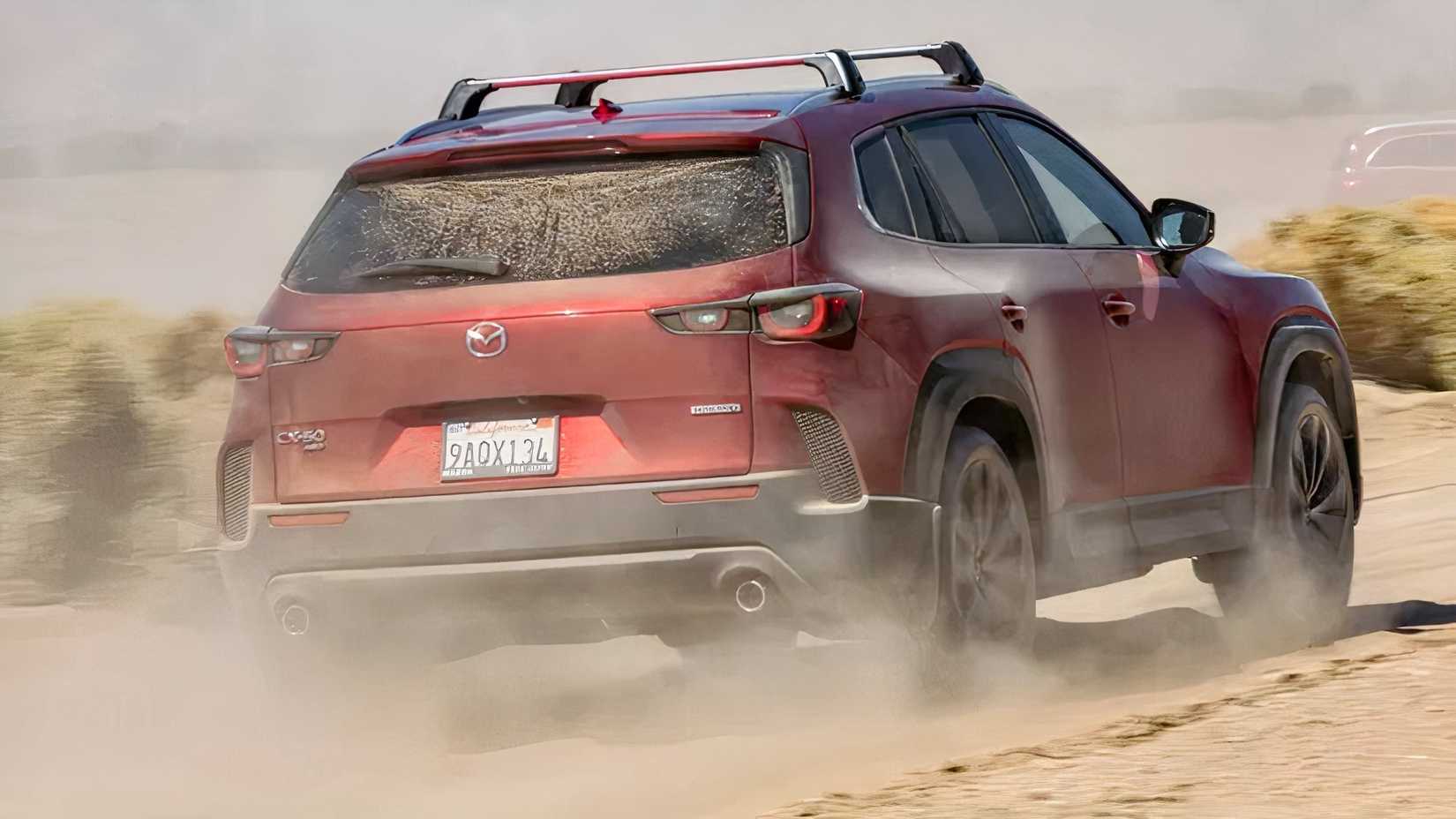 Imagem traseira de um Mazda CX-50 2026 dirigindo em uma trilha
