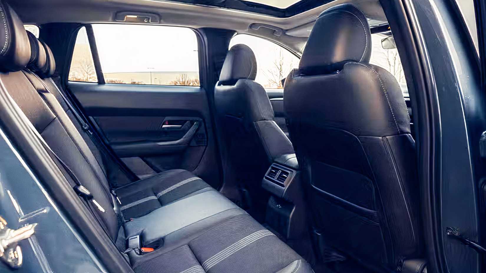 Foto do interior dos bancos traseiros de um Mazda CX-50 2026