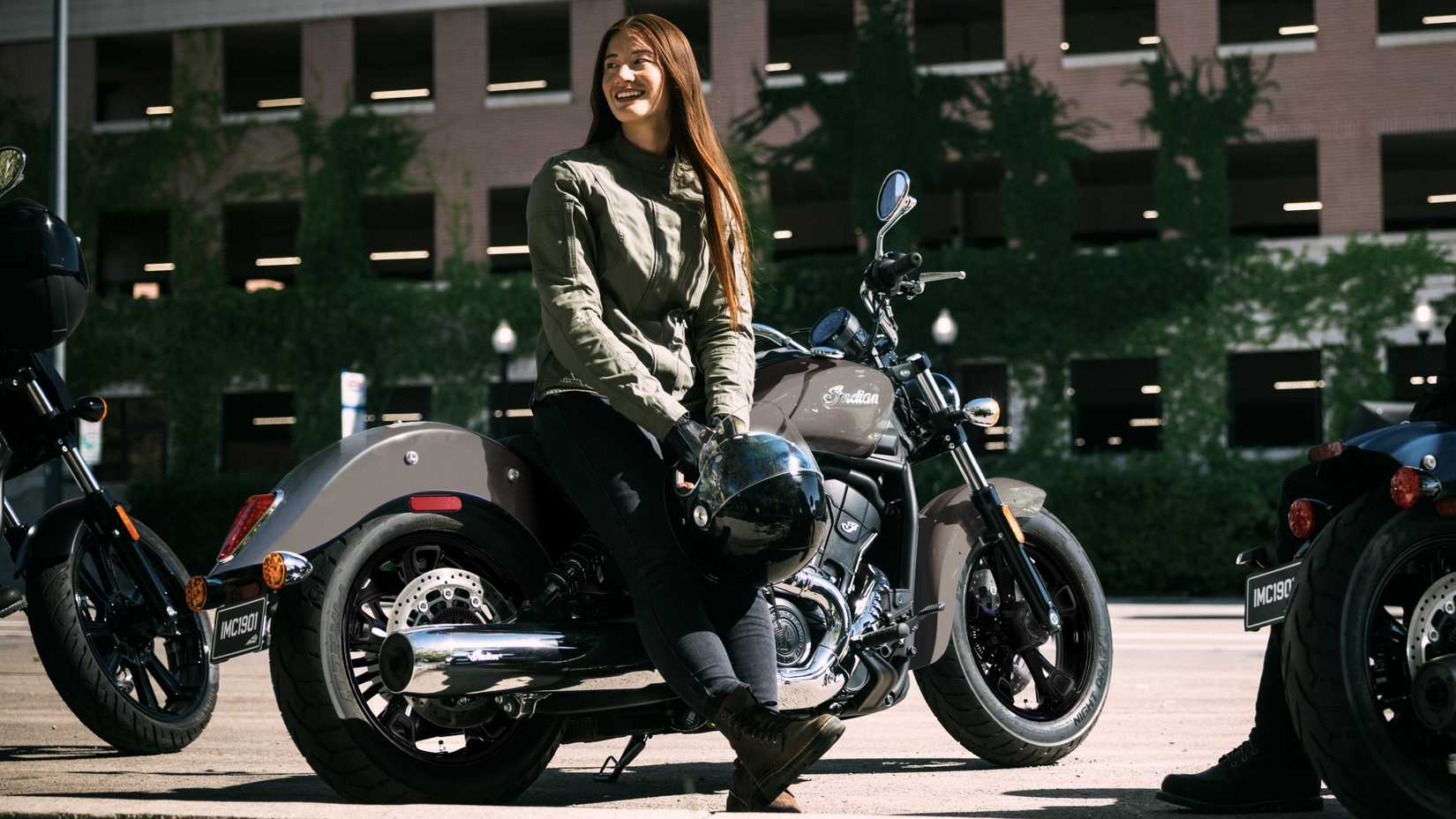 2026 Indian Scout Sixty Classic estacionado na calçada, cena cinematográfica traseira do terceiro quarto