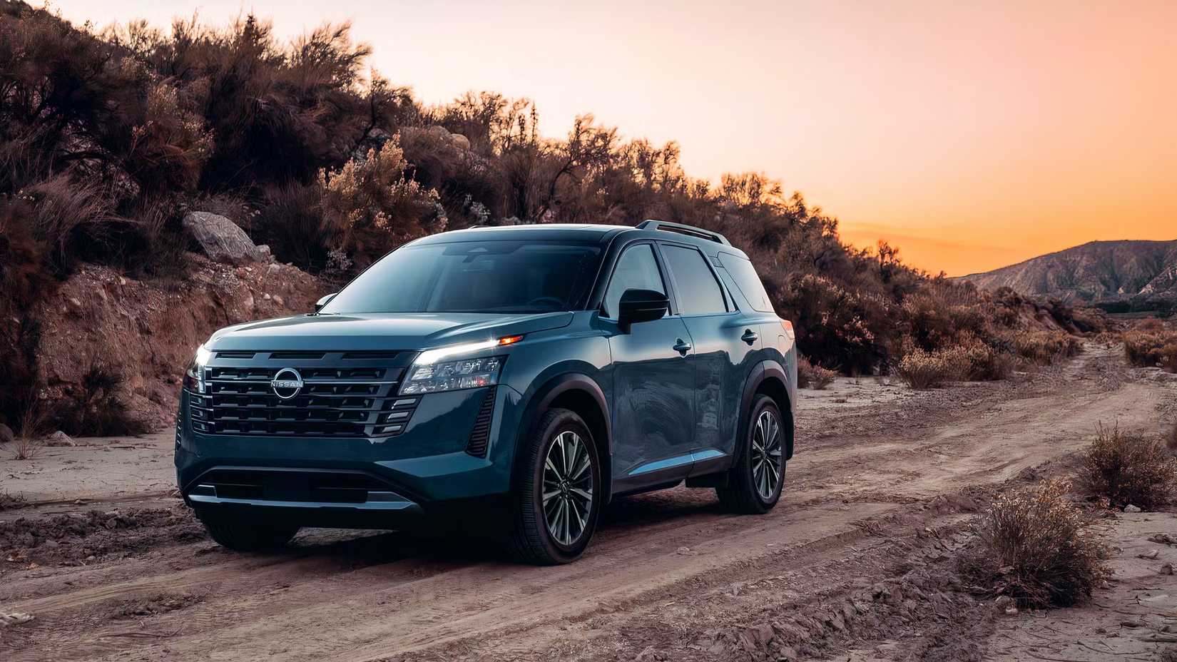 Nissan Pathfinder azul 2026 dirigindo por uma trilha