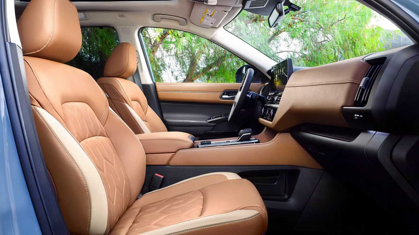 Foto do interior de um Nissan Pathfinder 2026 mostrando os bancos dianteiros