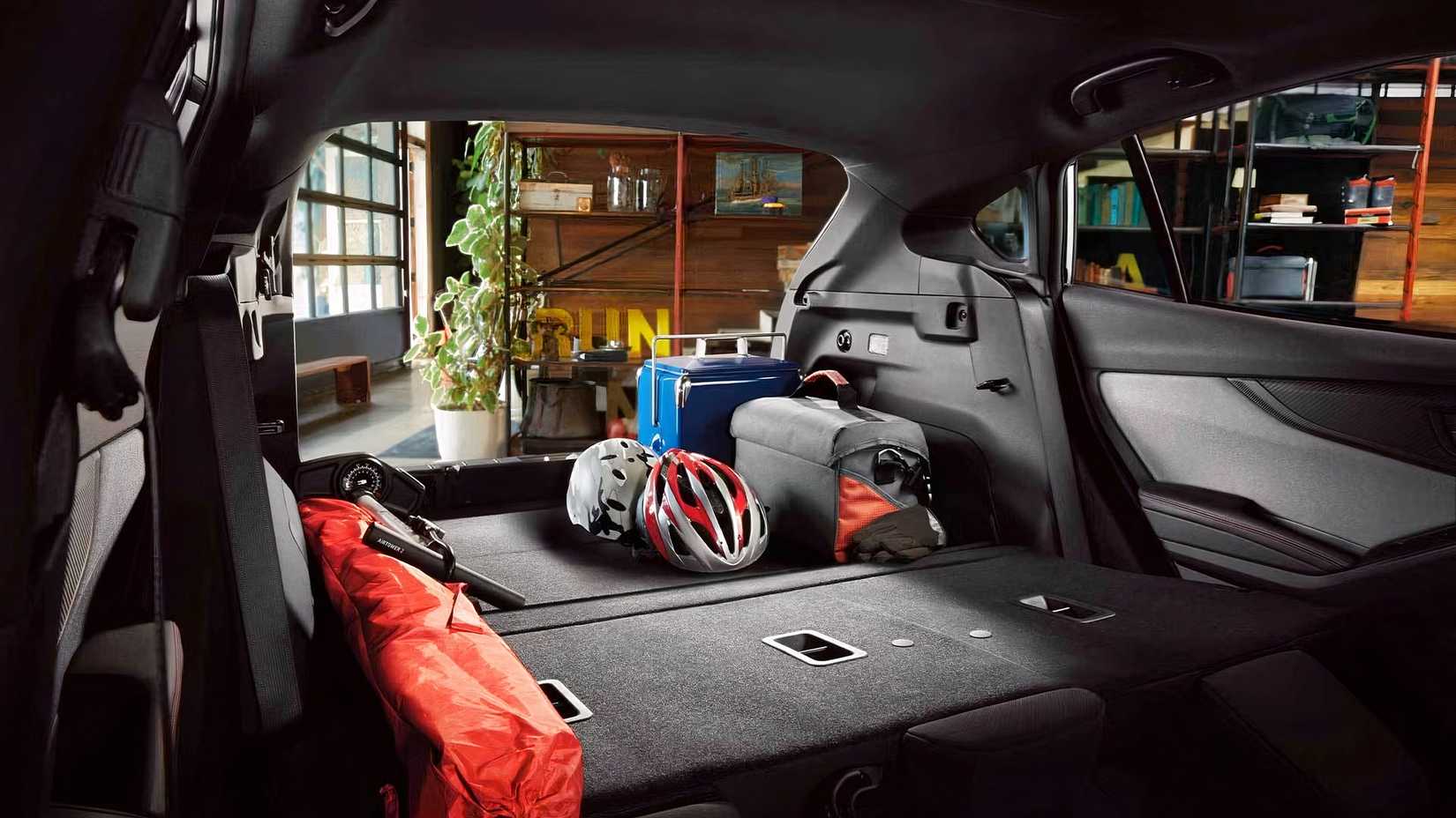 Foto do interior de um Subaru Impreza Hatchback 2026 mostrando a área de carga