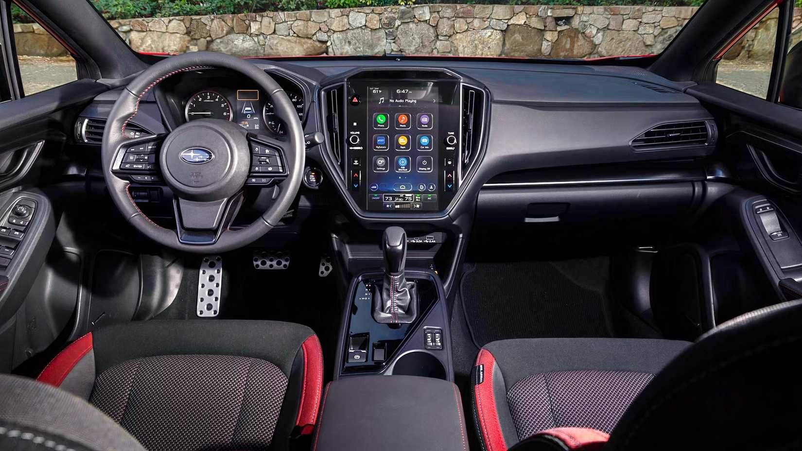 Foto do interior de um Subaru Impreza Hatchback 2026 mostrando a cabine dianteira